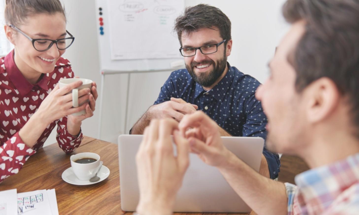 Equipo de profesionales analizando estrategias financieras personalizadas